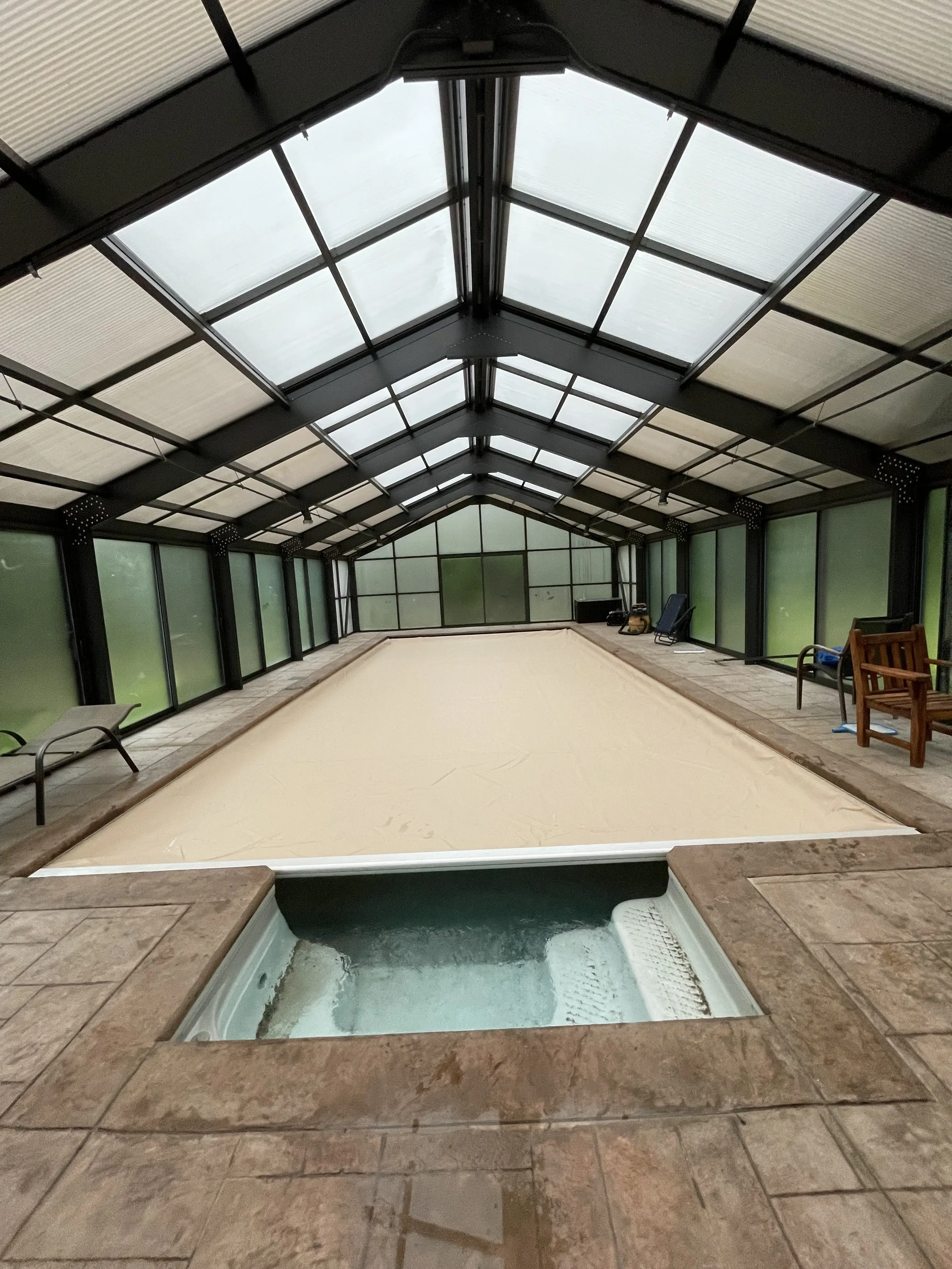 Automatic cover installed on an indoor swimming pool